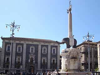  Catania:  Sicily:  Italy:  
 
 Piazza Duomo (Cathedral Square)